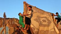 أطفال فلسطينيون يلعبون بالقرب من مخيّم الشاطئ في غزّة (Getty)