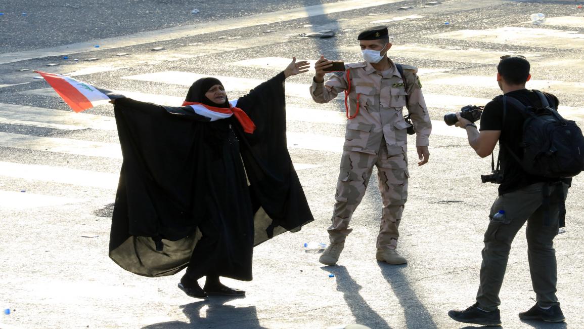 امرأة عراقية خلال احتجاج في بغداد (21/5/2021/ الأناضول)
