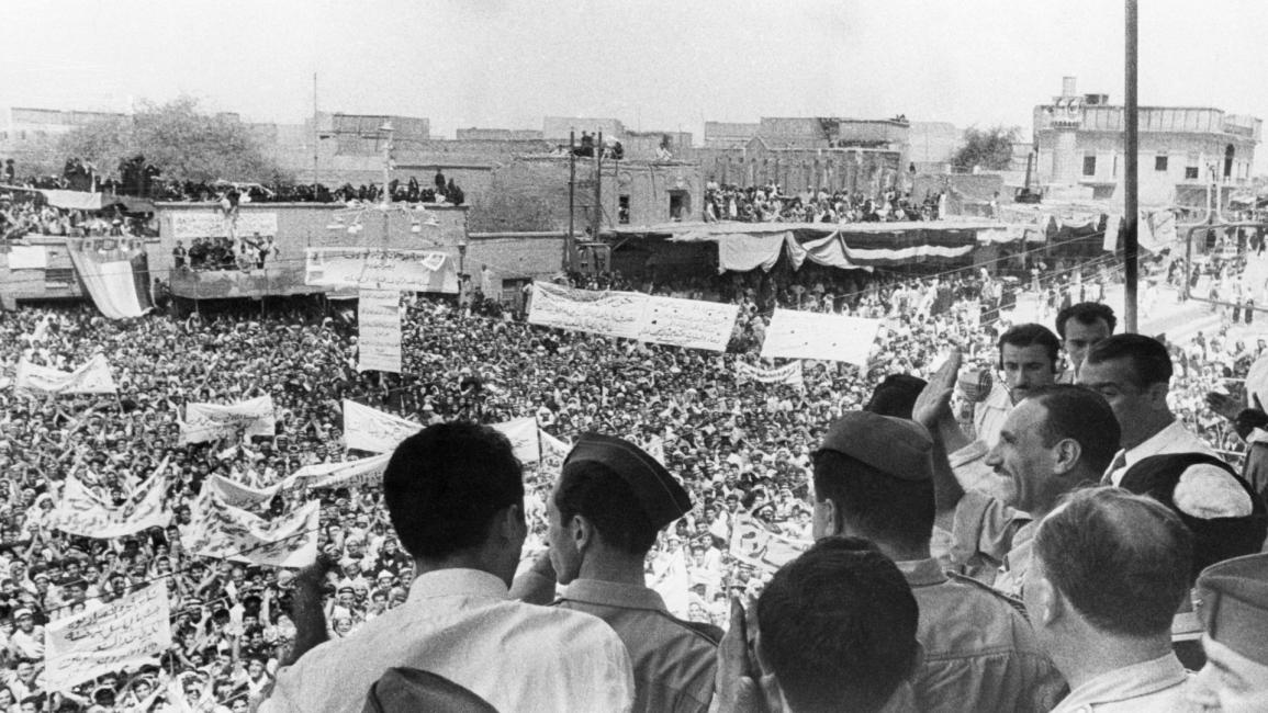 عبد السلام عارف ، نائب رئيس مجلس الوزراء ووزير الداخلية العراقي ، يخاطب حشدًا كبيرًا من الناس في النجف في يوليو من عام 1958 / جيتي