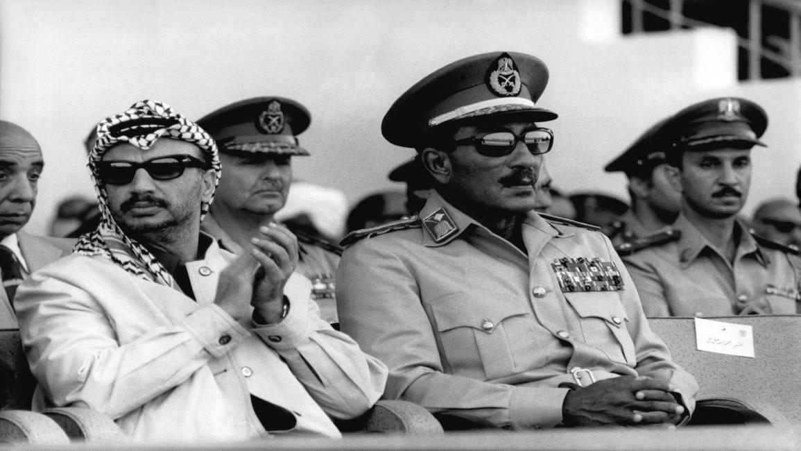 الرئيسان  الفلسطيني ياسر عرفات والمصري أنور السادات في احتفال بذكرى حرب أكتوبر في القاهرة في 5/10/1975 (Getty)