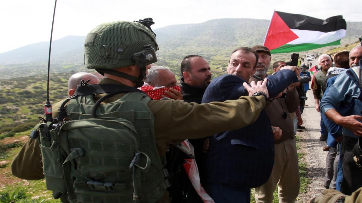 تظاهرة فلسطينية ضد الاستيلاء على أراضيهم/مجتمع (نضال اشتيه/ الأناضول)