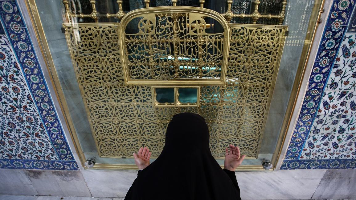 امرأة وصلوات أمام مسجد مغلق في تركيا - مجتمع