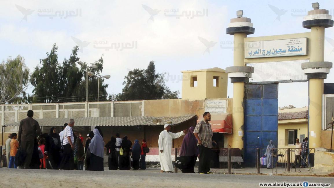 مصريون أمام أحد سجون مصر - مجتمع