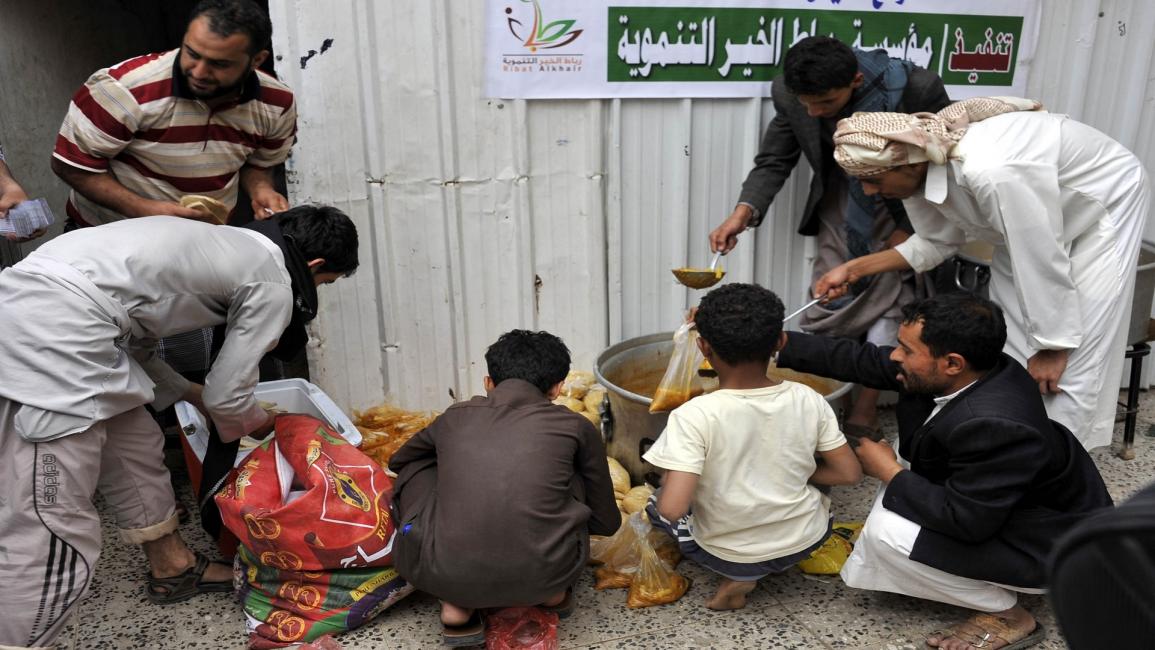 اليمن-موائد-طعام-إفطار-10-05_الأناضول-