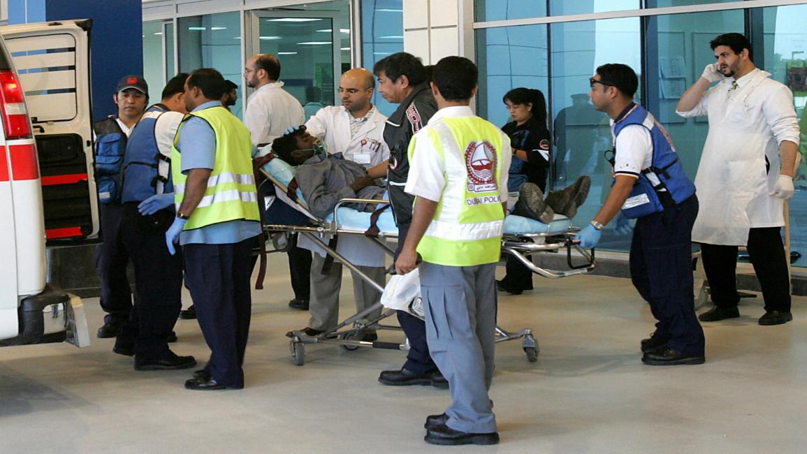 إدخال عامل آسيوي إلى مستشفى في دبي (Getty)