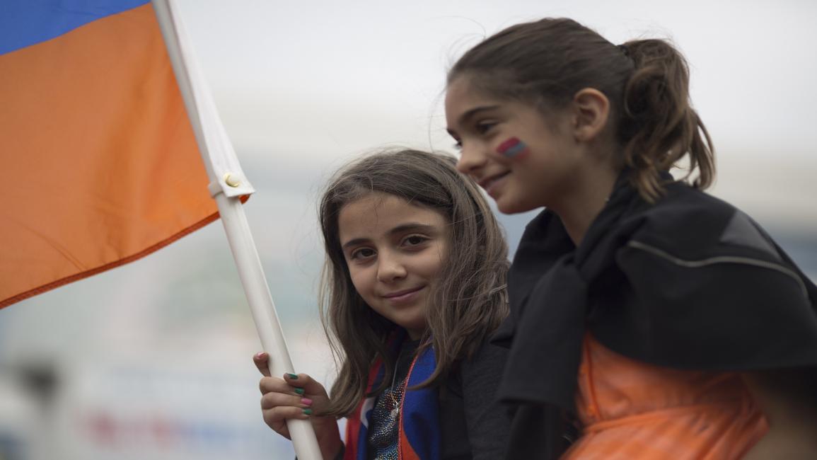تحملان علم أرمينيا/مجتمع/10-8-2015 ((دايفيد ماكنو/Getty)