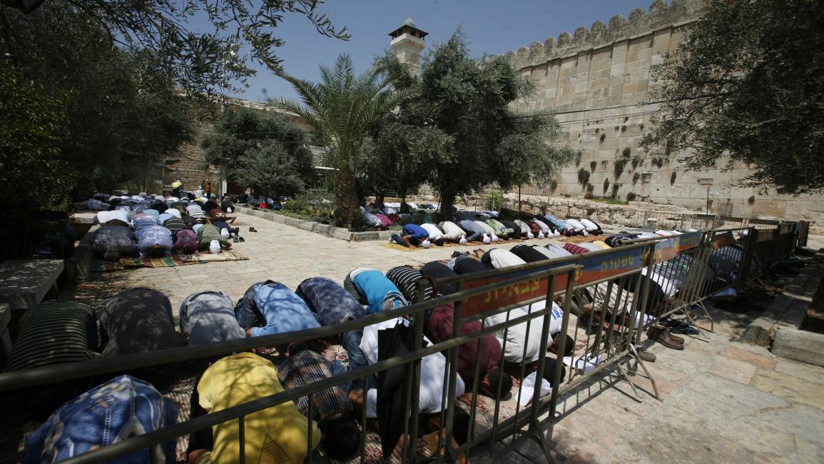 فلسطينيون يصلون في الحرم الإبراهيمي (حازم بدر/فرانس برس)