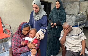 امرأة تبكي زوجها الذي استشهد بغارات إسرائيلية على رفح، 10 مايو 2024 (Getty)