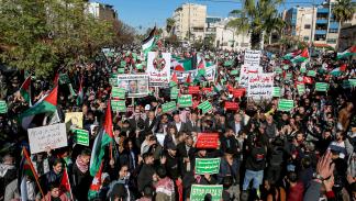 أردنيون غاضبون أمام السفارة الأميركية في عمان (خليل مزرعاوي/فرانس برس)