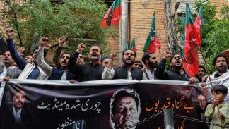 تفاوض حزب عمران خان مع الجيش تظاهرة لإطلاق سراح خان، كويتا، الجمعة الماضي (باناراس خان/فرانس برس)