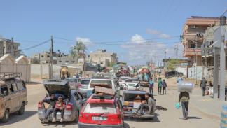 غادر المئات مدينة رفح بعد التهديدات الإسرائيلية (خميس الريفي/فرانس برس)