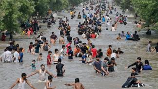 السباحة في القناة تقيهم من الحرارة المرتفعة (عارف علي/ فرانس برس)