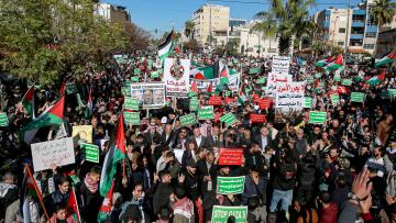 أردنيون غاضبون أمام السفارة الأميركية في عمان (خليل مزرعاوي/فرانس برس)
