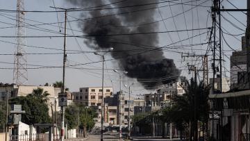 قصف إسرائيلي على حي الجنينة في رفح، 15 مايو 2024 (جهاد الشرفي/الأناضول)