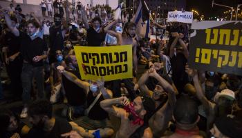 اسرائيليون يحتجون على إدارة نتنياهو لأزمة كورونا-Getty