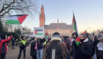 المئات يتظاهرون أمام محكمة العدل الدولية تنديداً بالإبادة الجماعية (Getty)