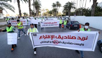 ناشطون في طرابلس ضد تأجيل الانتخابات (محمود تركية/ فرانس برس)