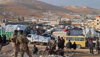 لاجئون سوريون يستعدون لمغادرة لبنان باتجاه سورية عبر معبر وادي حامد في عرسال، 26 تشرين الأول 2022(فرانس برس)
