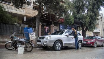 ورشة متنقلة لغسيل السيارات في إدلب (عامر السيد علي)
