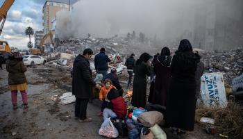 شرد الزلزال آلاف الأسر التركية (بوراك كارا/Getty)