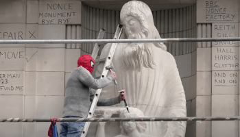  تخريب تمثال مثير للجدل في واجهة مقر هيئة الإذاعة البريطانية