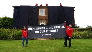 نشطاء بيئيون في شكل احتجاجي أمام منزل سوناك (منظمة "غرينبيس" البيئية)