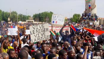 من التظاهرات المنددة بفرنسا في النيجر، الأحد (باليما بوريما/رويترز)