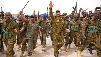 البرهان مع جنوده في بورتسودان، أغسطس الماضي (فرانس برس)
