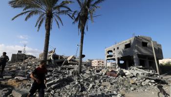 عمليات بحث وإنقاذ حول المباني التي دمّرها القصف الإسرائيلي في رفح