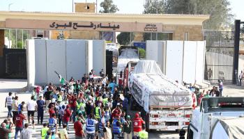 شاحنات تحمل مساعدات تصل إلى الجانب الفلسطيني من الحدود مع مصر