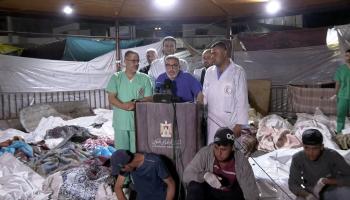 غسان أبو ستة في مؤتمر صحافي بعد مجزرة مستشفى المعمداني (الأناضول)
