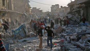 قصف سوق الأتارب في سورية في 13 نوفمبر 2017 (زين الرفاعي/ فرانس برس)