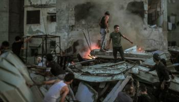 فرق إنقاذ بعد قصف في خان يونس (محمد الزعنون/ فرانس برس)