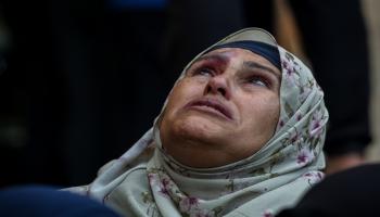 فلسطينية تبكي من استشهدوا في قصف إسرائيلي في خانيونس جنوبي غزّة 10/ 12/ 2023 (Getty)