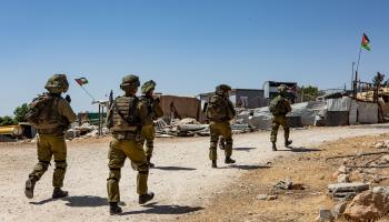 يحمي جيش الاحتلال المستوطنين المعتدين على الفلسطينيين (ماتي ميلستين/Getty)