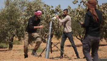مقاتلون من العشائر بمعركة ضد "قسد"، سبتمبر الماضي (بكر القاسم/الأناضول)