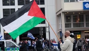 تحاول السلطات الألمانية قمع المتعاطفين مع فلسطين (ينغ تانغ/Getty)