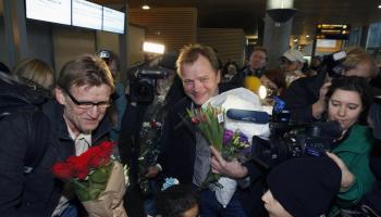 الطبيبان النرويجيان ايريك فوسا ومادس جيلبرت في مطار أوسلو بعد عودتهما من قطاع غزة بعد عدوان 2009 (Getty).