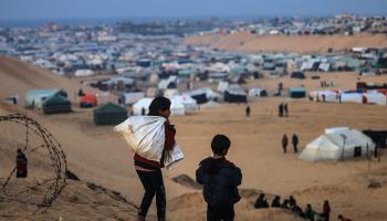 نازحون فلسطينيون في مخيم نزوح في رفح في غزة (فرانس برس)