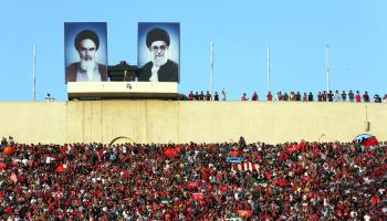 رموز النظام حاضرون بقوة في الملاعب في إيران (Getty)