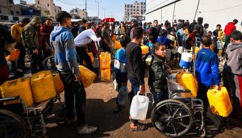 فلسطينيون ينتظرون دورهم لتعبئة مياه في رفح (إكس)