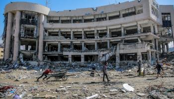 الاحتلال يستهدف مراكز أونروا في غزة ومنها مركز الشيخ رضوان الطبي (محمود همص/فرانس برس)