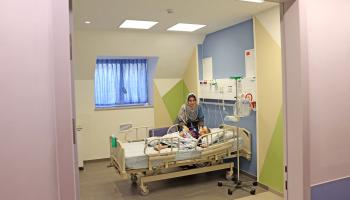 طفل مصاب بالسرطان ووالدته من غزة في مستشفى المطلع في القدس في 17 أكتوبر 2023 (أحمد غرابلي/ فرانس برس)