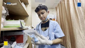 طفل يتطوع للخدمة في مستشفى شهداء الأقصى وسط قطاع غزة