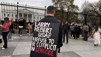 هيبرت أمام البيت الأبيض وهو يضع لافتة للتنديد بالإبادة الجارية في غزة (العربي الجديد)