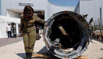 بقايا صاروخ إيراني بقاعدة إسرائيلية، 16 إبريل الحالي (عمير كوهين/رويترز)
