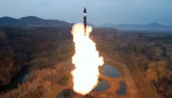 كوريا تختبر صاروخاً جديداً تفوق سرعته سرعة الصوت-رويترز
