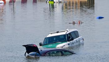 سيارة شرطة تحاول إنقاذ سيارة من الغرق (جوزيبي كاكاس/Getty)