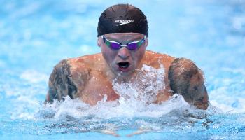 السباح بيتي يتسلح بأرقامه بعد تأهله إلى أولمبياد باريس 2024