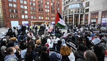 تجمع داعم لفلسطين أمام جامعة نيويورك (فاتح أكتاس/الأناضول)